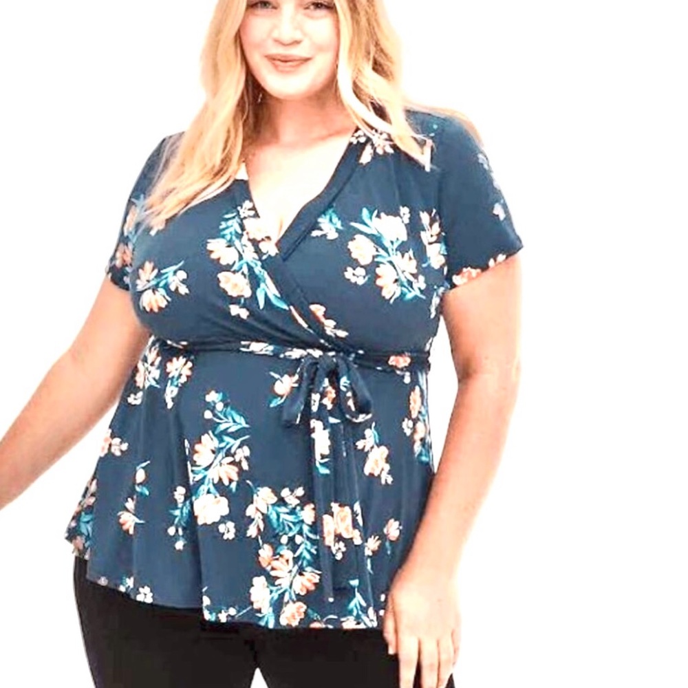 🆕🌼TORRID Floral Peplum Top🌼